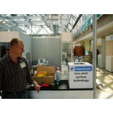 Мастер-стекольщик Richard Reich (Bohle AG) демонстрирует технологию ClearShield